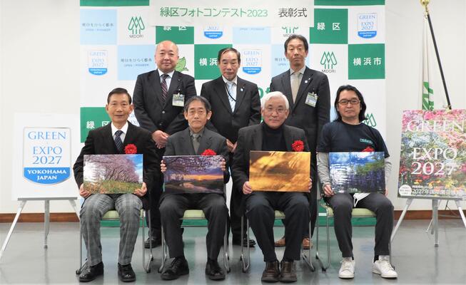 Hình ảnh lưu niệm của những người tham dự lễ trao giải, Thị trưởng, Phó Thị trưởng Phường Midori và Chủ tịch Hiệp hội Khu dân cư Liên minh Phường Midori