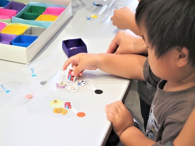 子どもがしおりを作っている写真