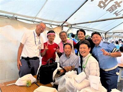 地域の方と区長などが写った写真