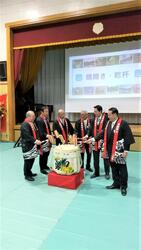 長津田小学校80周年祝賀会で行われた鏡開きの様子