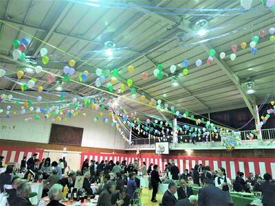 体育館で開催された創立50周年記念式典の会場全景