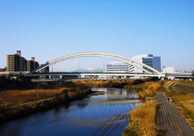 鴨池大橋と富士山の写真