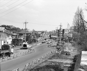 9701_070_現緑郵便局南側交差点付近道路前方宮の下方面