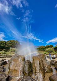 Đài phun nước và cầu vồng tại Công viên tỉnh Shikinomori