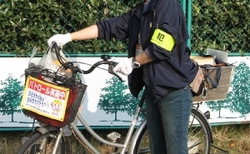 La imagen de la patrulla con la bicicleta