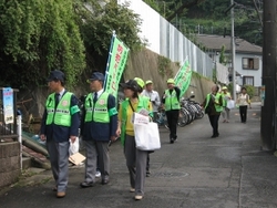 Anti-crime programa patrulha paisagem pelo Horinouchi Mutsumicho Chonaikai (associação do bairro) de aliança