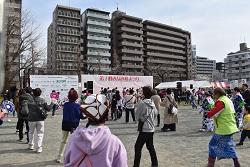 グラウンドの輪踊りの写真