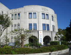 表示了橫濱市立大學岡地域關懷廣場的外觀。