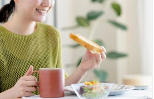 朝食を食べている人の写真