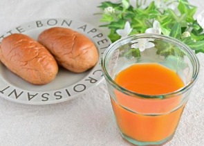 朝ごはんに野菜ジュースをプラスしている画像