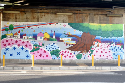 弘明寺口バス停近くの壁画