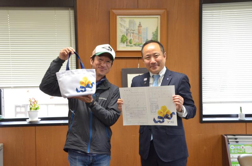 Photographs of Yuichi Fujita and Mayor Maenaka