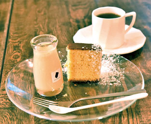 樱花蜂蜜蛋糕、牛轧糖、樱花白蜜布丁　使用元町产的蜂蜜的蛋糕和牛轧糖　