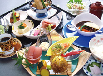 Bữa tiệc kiểu Nhật và kiểu phương Tây. Trong mùa xuân, chúng tôi cung cấp nhiều món ăn đa dạng như đậu Hà Lan và cá, rau mùa xuân, kem cam quýt, v.v.