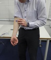アルコールパッチを貼っている所