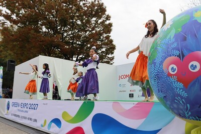 ステージ上のフラダンス
