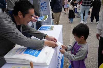 ブルーミングリングを手渡し