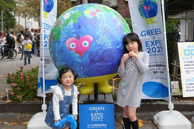 トゥンクトゥンクと記念撮影の様子