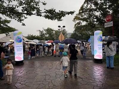 掃部山公園銅像広場をエアバナーで照らしました