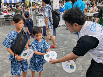 うちわの配布