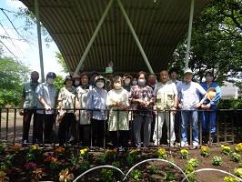 Group photo of Miharashi Park Protection Association