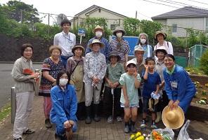 Group photo of Kitakaruizawa Daini Park Protection Association