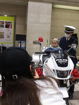 Experiencia de paseo de motocicleta policíaca blanca