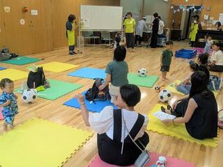 ホールは広々、マットも敷かれて安全 