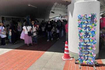 会場はこども連れで大盛況 