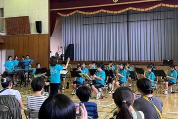 西中学校吹奏楽部によるオープニングセレモニー 