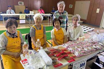 更生保護女性会ではクッキーやあられを販売 