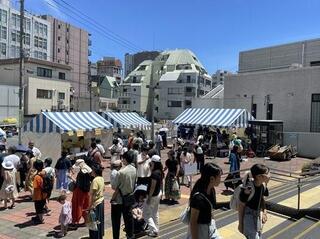 会場はどこも大にぎわい 