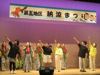 手話とフラダンスによる「にこまちのうた」 