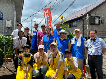 オレンジののぼりとひまわりの前で１枚 