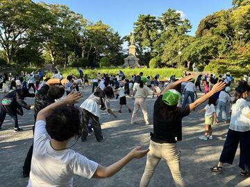 井伊直弼像に向かいラジオ体操第一・第二 