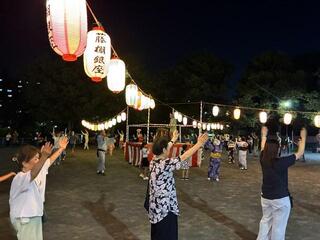 幾重にも広がる踊りの輪 