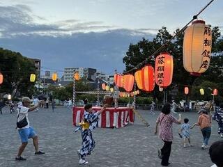 さあさあ、輪になって踊ろう♪  