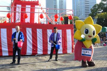 にしまろちゃんも打ち水に参加  　