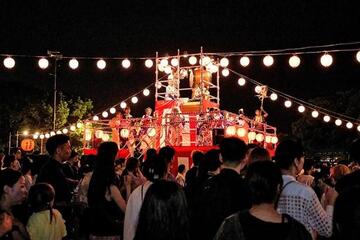 夜になりさらに高まる熱気 