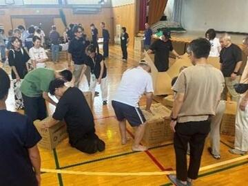 協力して段ボールベッド組み立てました（老松中学校） 