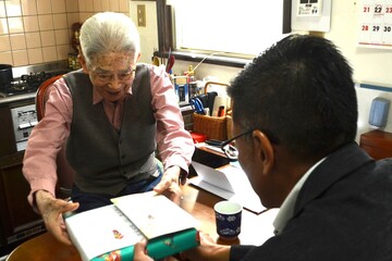 敬老祝い品を満面の笑みで受け取っていただきました  