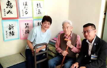 見事な書道作品の前で娘様とご一緒に 