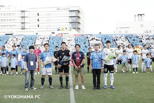 宮田会長と選手へ花束を贈呈 