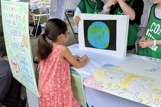 環境がテーマの紙芝居に興味津々 