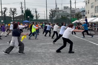 競技の合間に「ころばんよ体操」(第４地区） 
