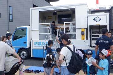 起震車による地震体験　