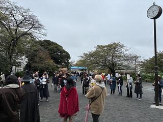 雨がやみ大勢集まりました  