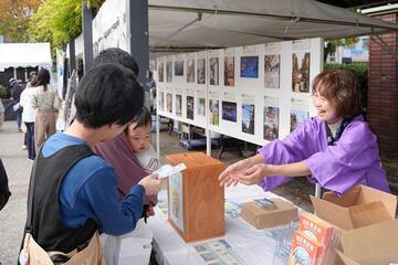 ブースではたくさんの笑顔が 