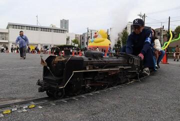 西区民まつりのシンボル「ミニSL」  