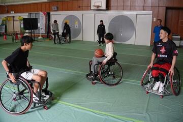 車いすバスケットボールを体験 